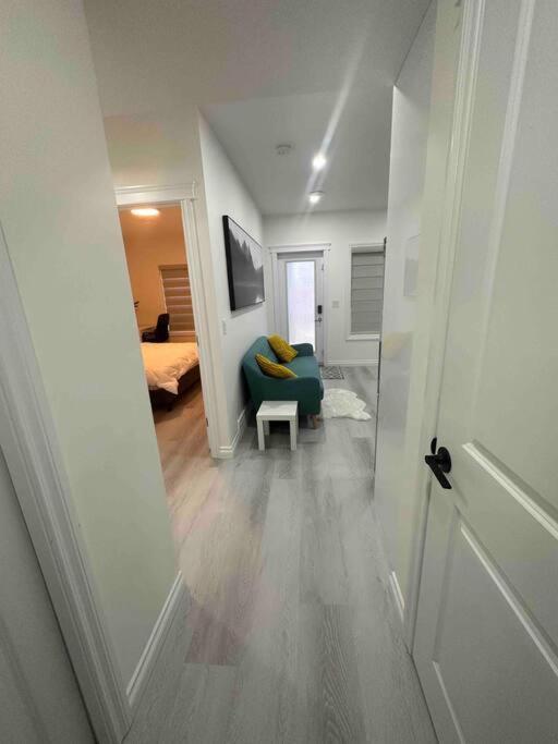 Award Winning Boho Paradise Sunlit Modern Suite カルガリー エクステリア 写真