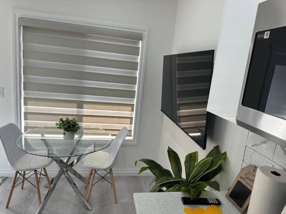 Award Winning Boho Paradise Sunlit Modern Suite カルガリー エクステリア 写真