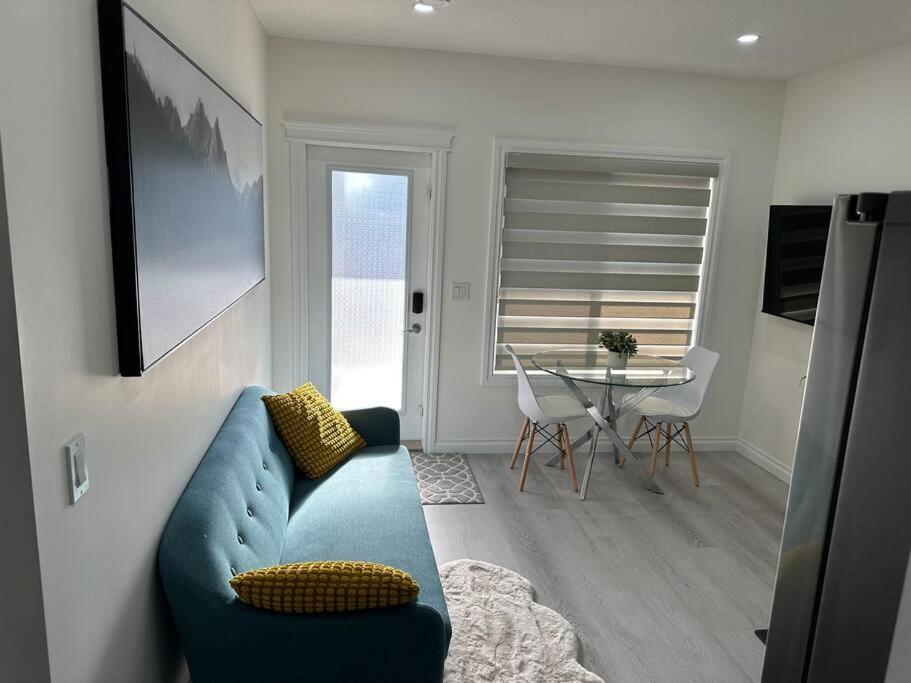 Award Winning Boho Paradise Sunlit Modern Suite カルガリー エクステリア 写真